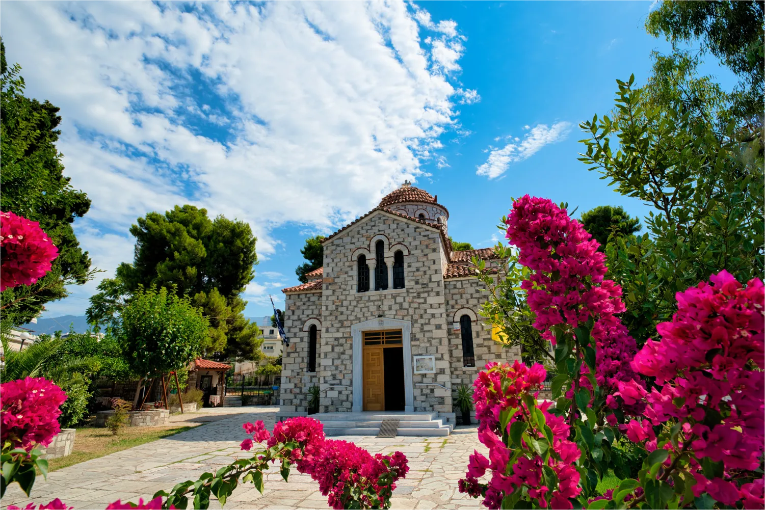 Μια εκκλησία με υπέροχο κήπο στην πόλη του Βόλου