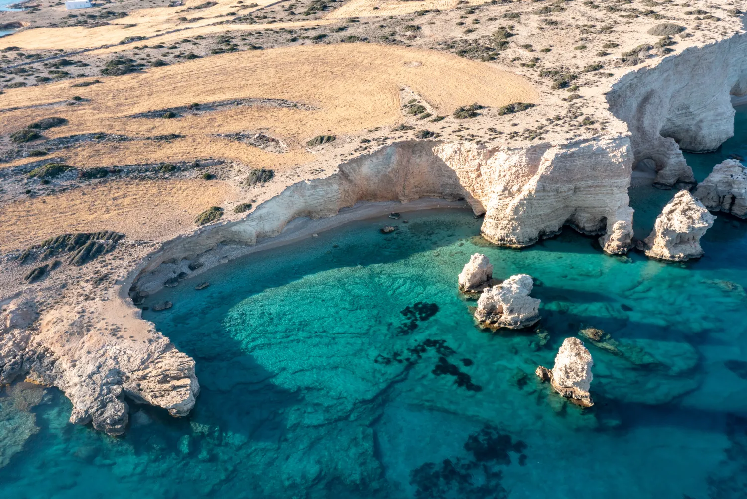 Αεροφωτογραφία μιας ερημικής παραλίας με γαλαζοπράσινα νερά στα Κουφονήσια