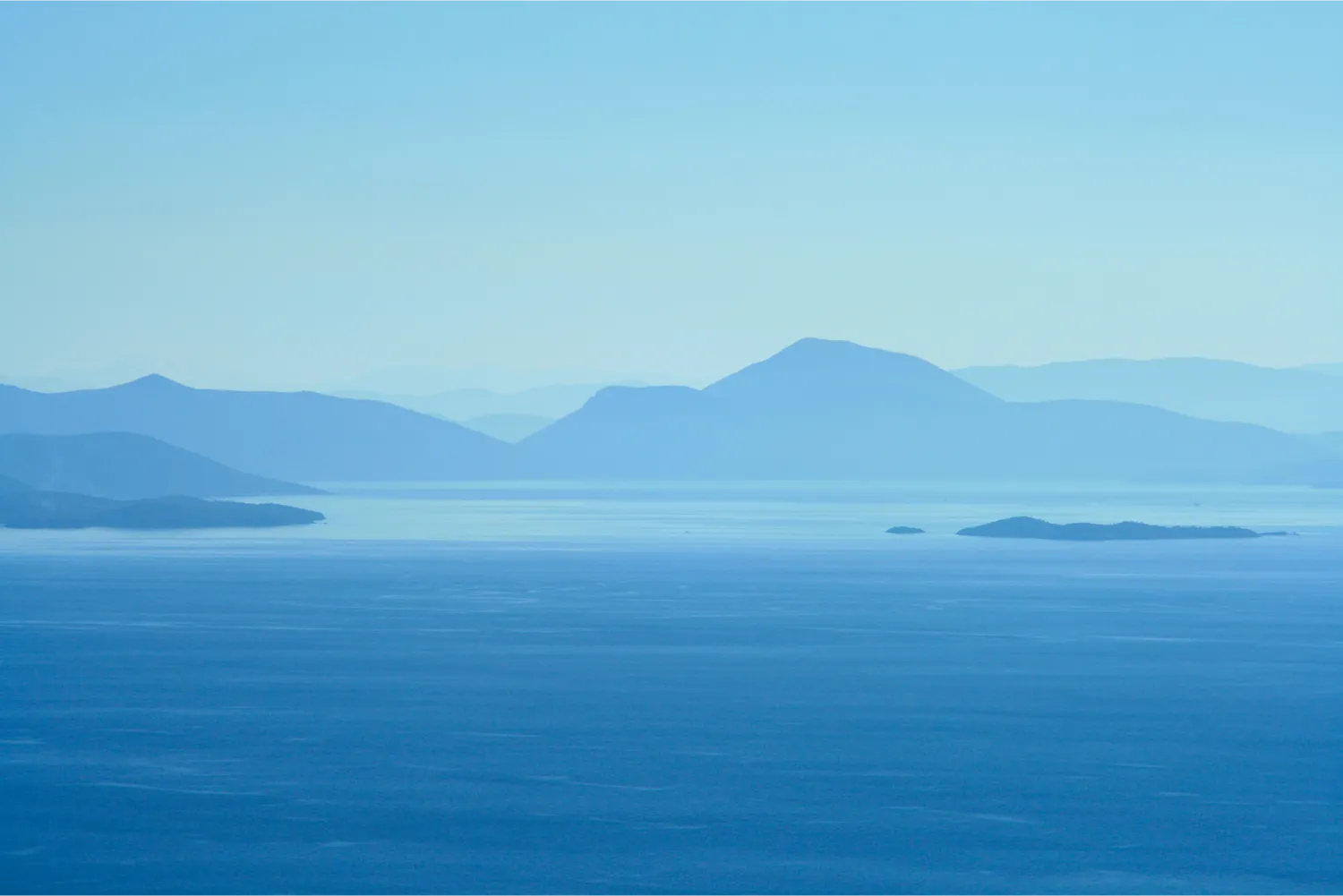 Θέα από το λιμάνι του Αγίου Κωνσταντίνου