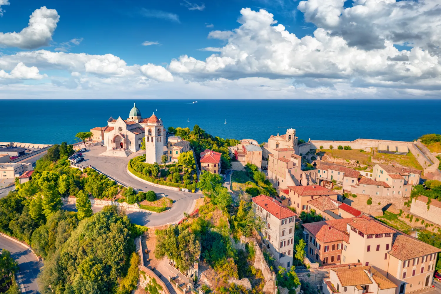 Φωτεινή καλοκαιρινή μέρα στην εκκλησία Cattedrale Di San Ciriaco και San Gregorio Illuminatore στην Ανκόνα