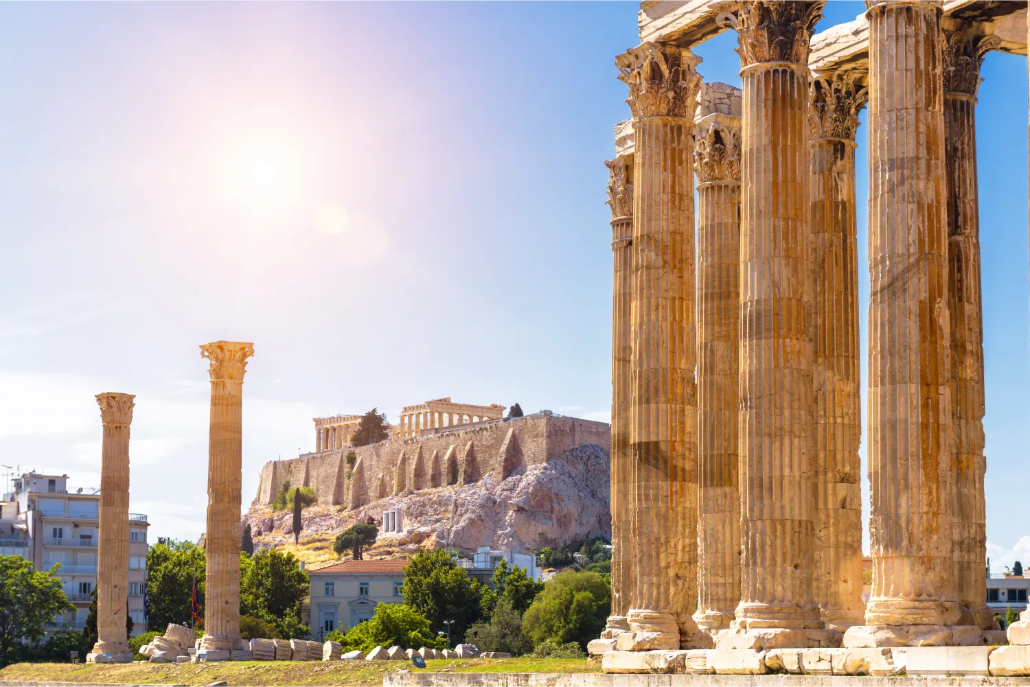 Άποψη του ναού του Δία με θέα την Ακρόπολη της Αθήνας στην Ελλάδα