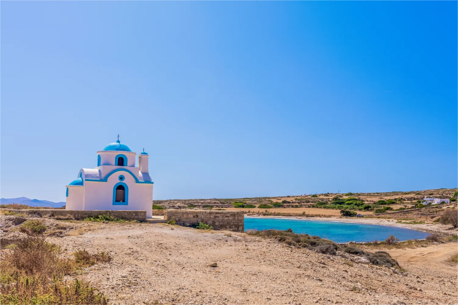 Υπέροχο θαλάσσιο τοπίο πίσω απο την εκκλησία του Αγίου Νικολάου, κοντά στην παραλία των Λειψών