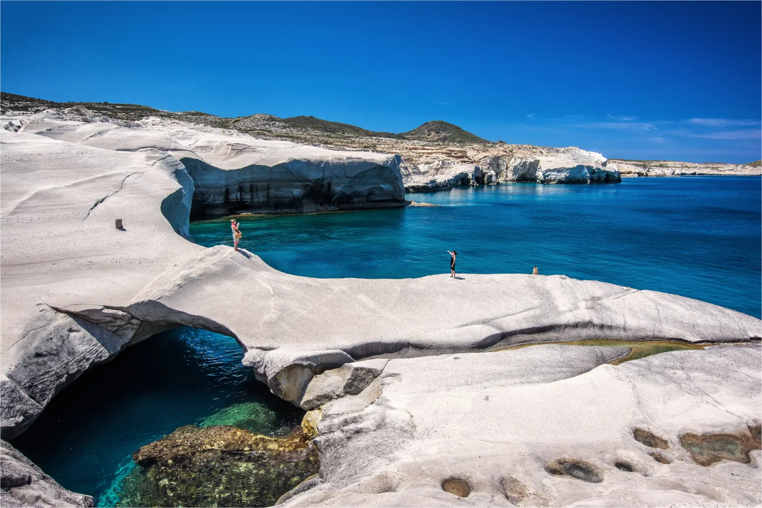 Η εκπληκτική παραλία Σαρακήνικο στη Μήλο με τα λευκά βράχια και τα γαλάζια νερά της