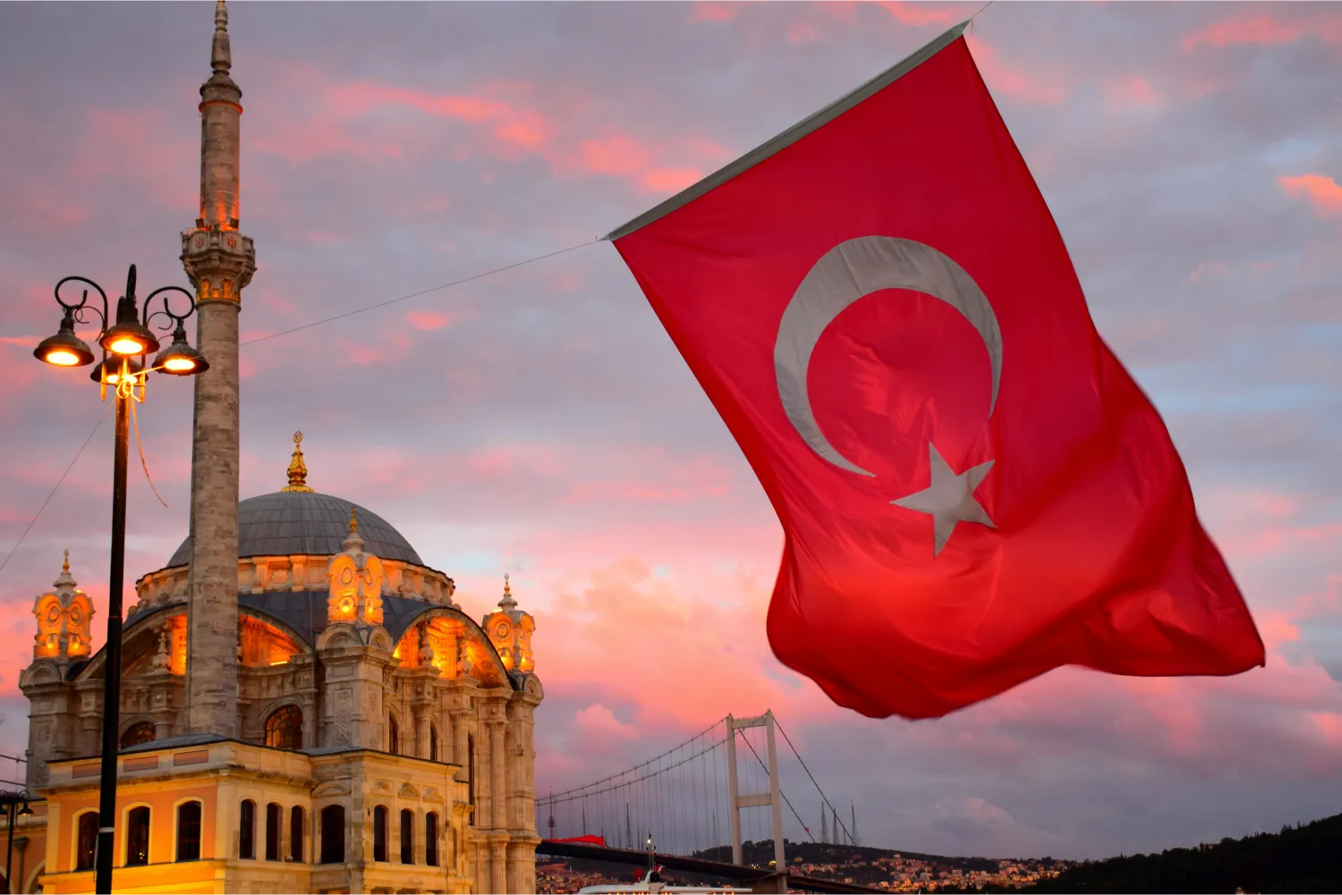 Η τούρκικη σημαία μπροστά απο τον κόκκινο ουρανό της Κωσταντινούπολης
