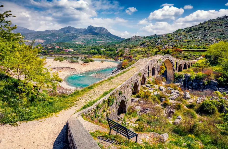 Παλιά γέφυρα Μέσης, Μες, ανατολικά της Σκόδρας, Αλβανία