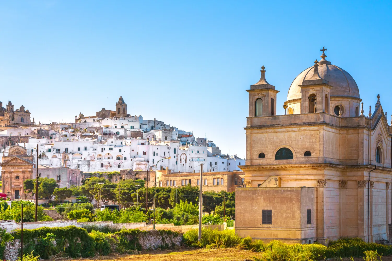 Η εκκλησία Madonna Della Grata και η λευκή πόλη Οστούνι στο Μπρίντιζι 