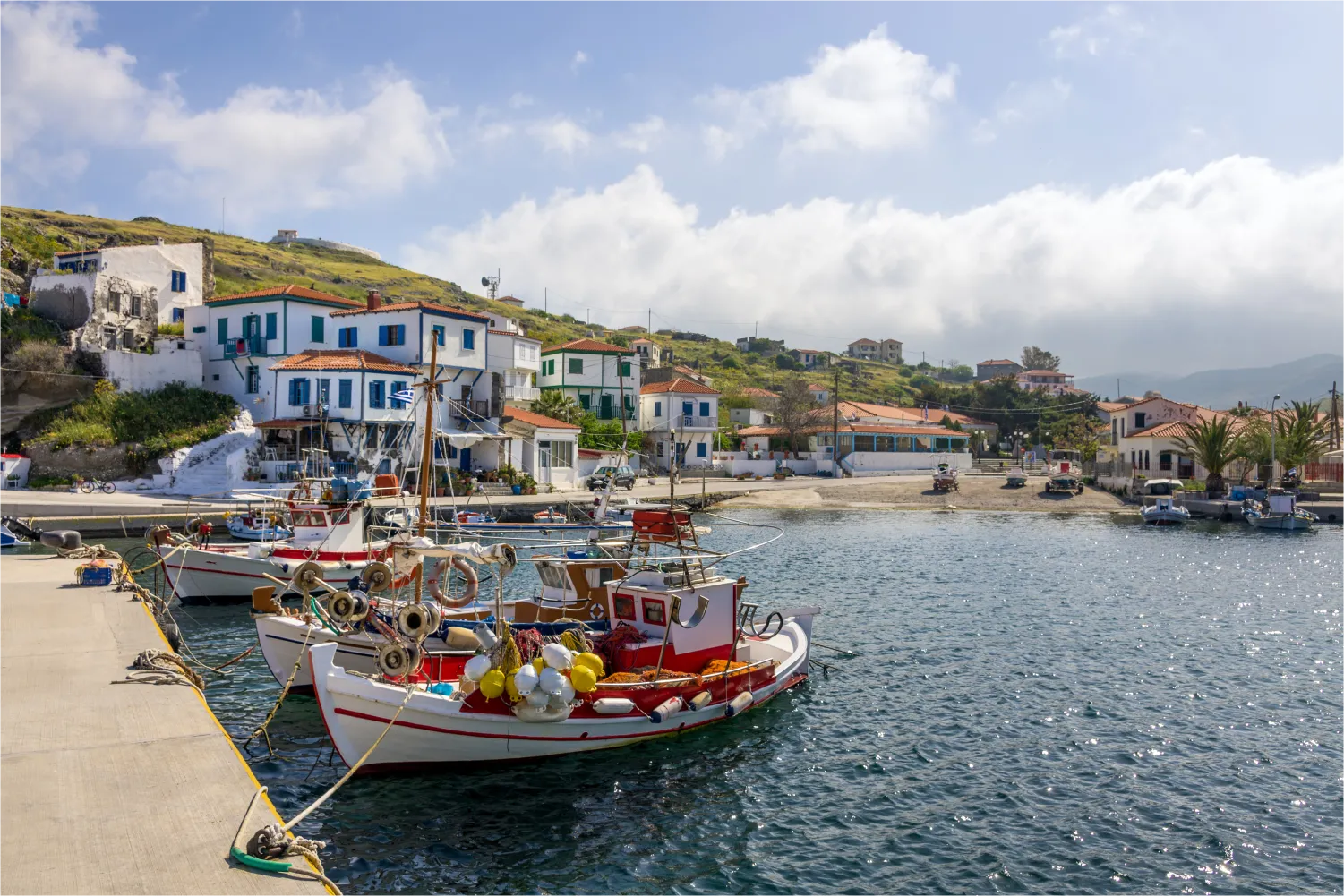 Το γραφικό λιμάνι του Αγίου Ευστρατίου με τις ψαρόβαρκες του