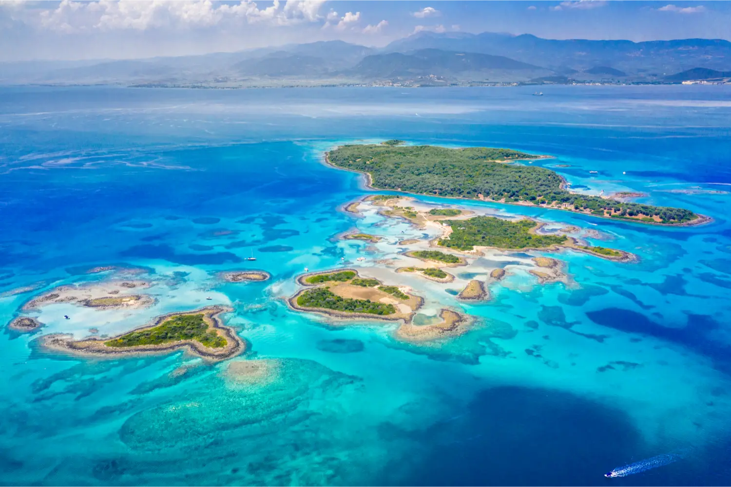 Εναέρια εικόνα από ντρόουν ενός υπέροχου νησιωτικού συμπλέγματος στην Ελλάδα