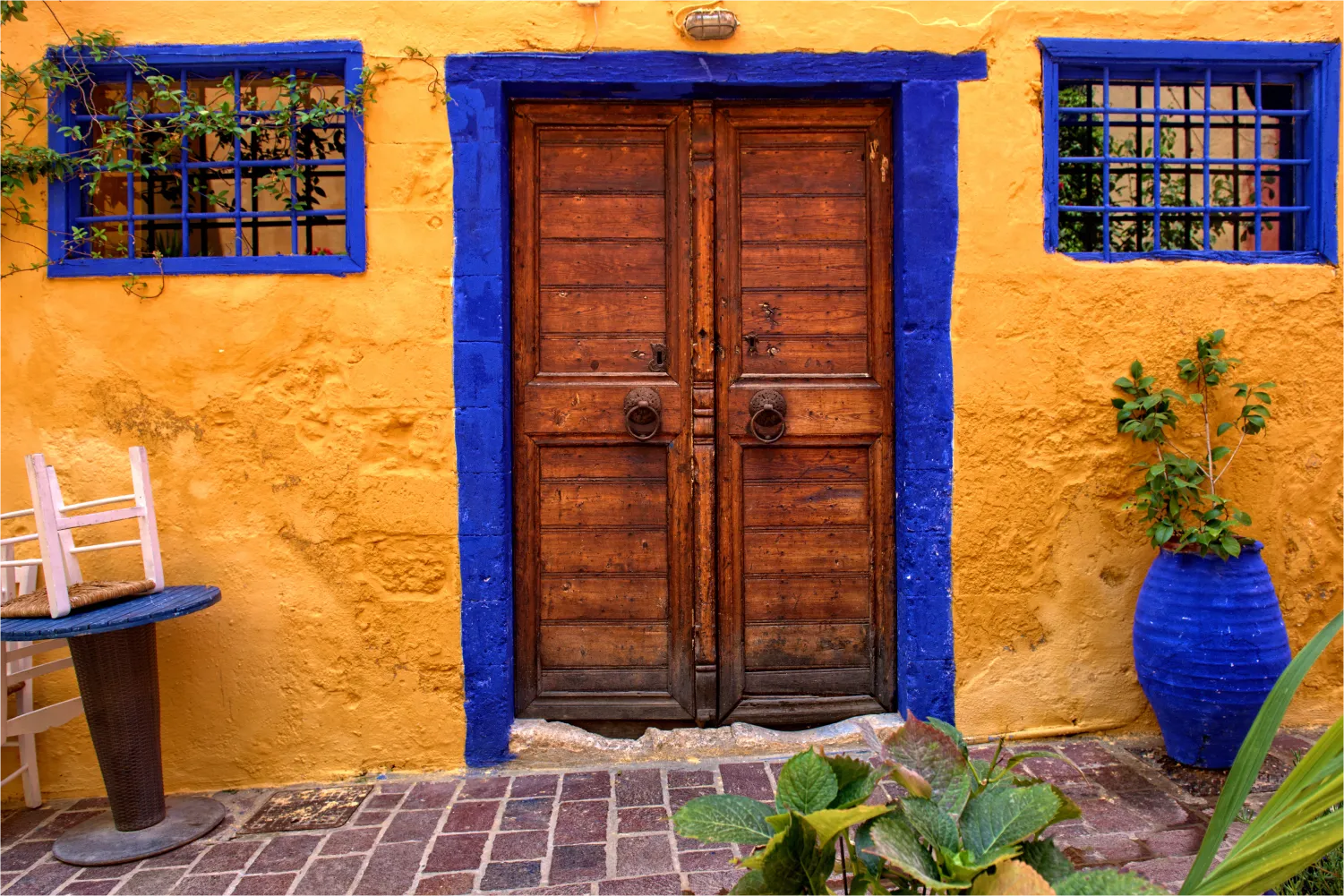Εντυπωσιακή, χρωματιστή είσοδος σπιτιού στο νησί της Σάμου