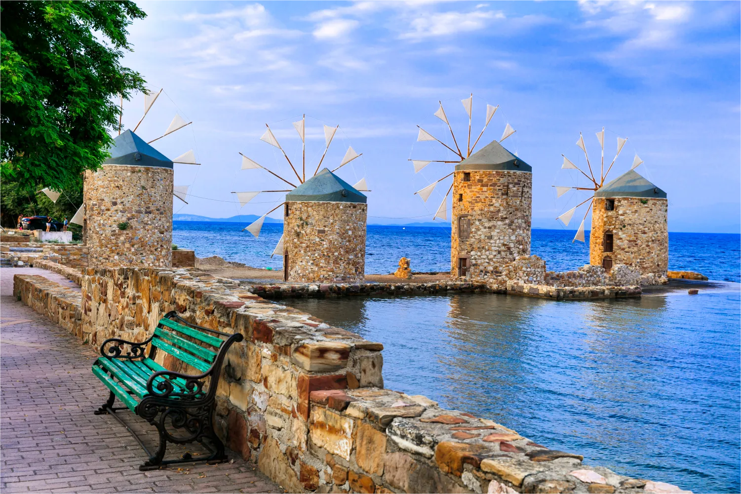 Μια σειρά από παλιούς ανεμόμυλους πάνω από τη θάλασσα στο νησί της Χίου