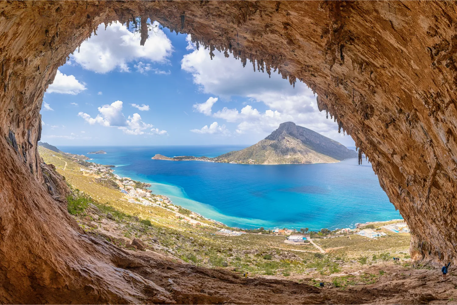 Τα διάσημα αναρριχητικά μονοπάτια Grande Grotta της Καλύμνου με φόντο την Τέλενδο