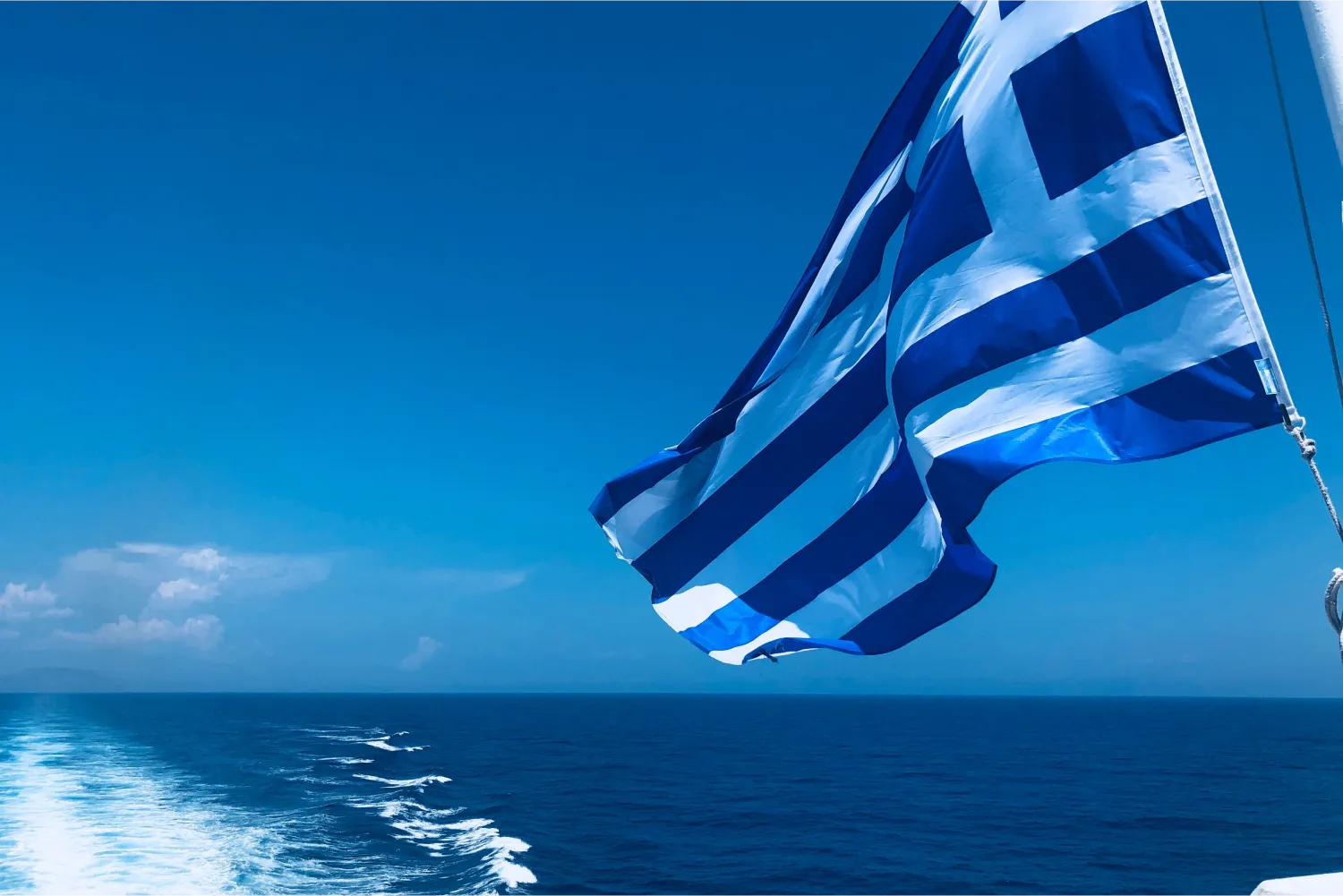 H ελληνική σημαία που ανεμίζει στην πρύμνη ενός επιβατικού πλοίου