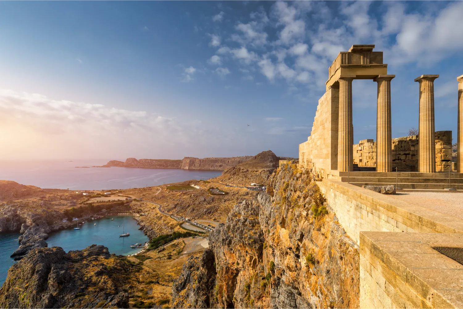 Τα ερείπια της Ακρόπολης της Λίνδου στη Ρόδο