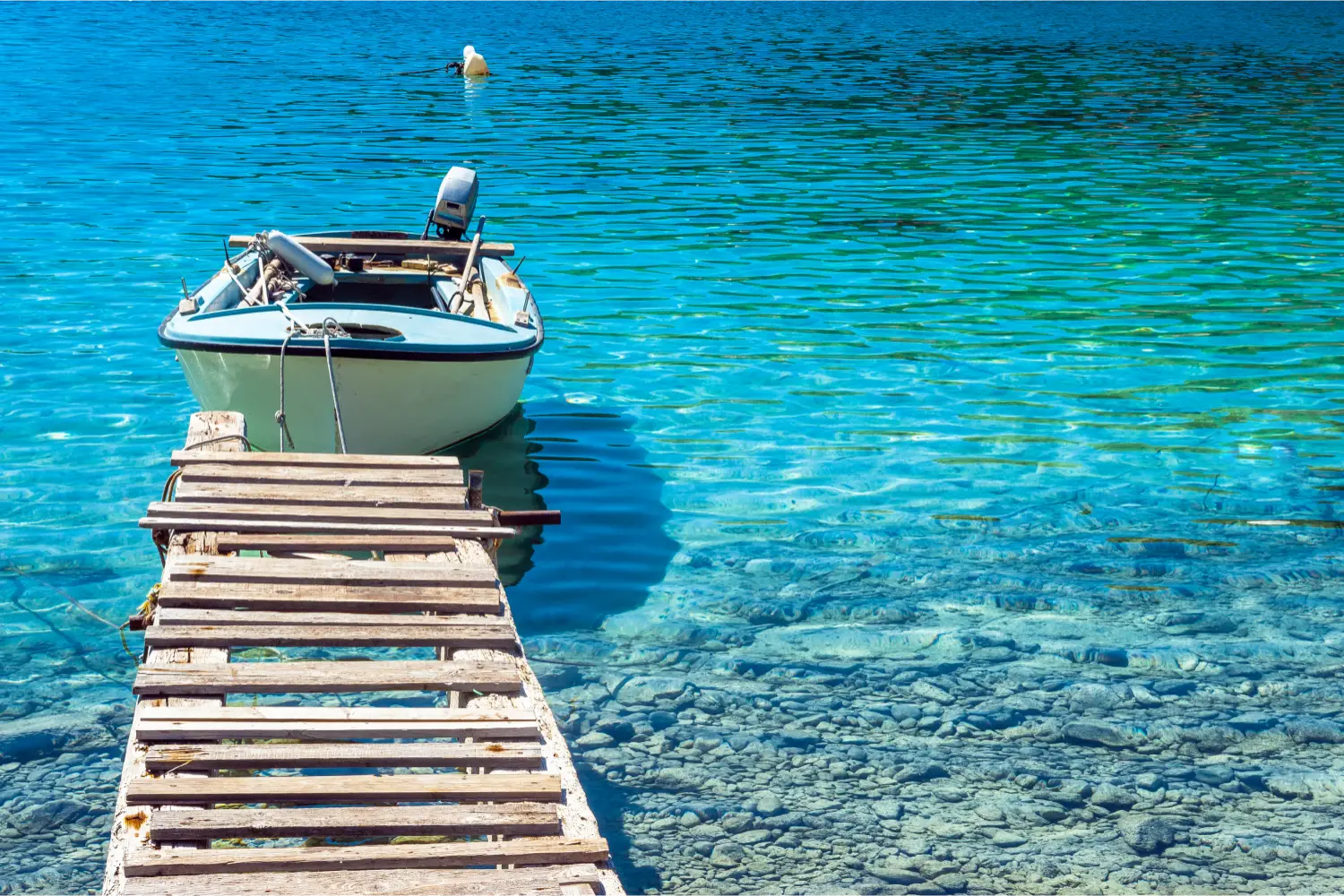 Μία μικρή ψαρόβαρκα στην κρυστάλλινη θάλασσα των Οινουσσών