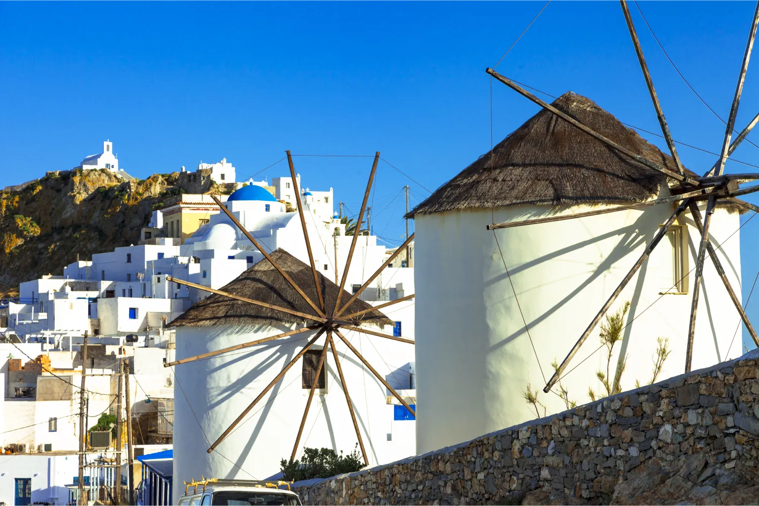 Οι ανεμόμυλοι της Σερίφου και στο βάθος η Χώρα