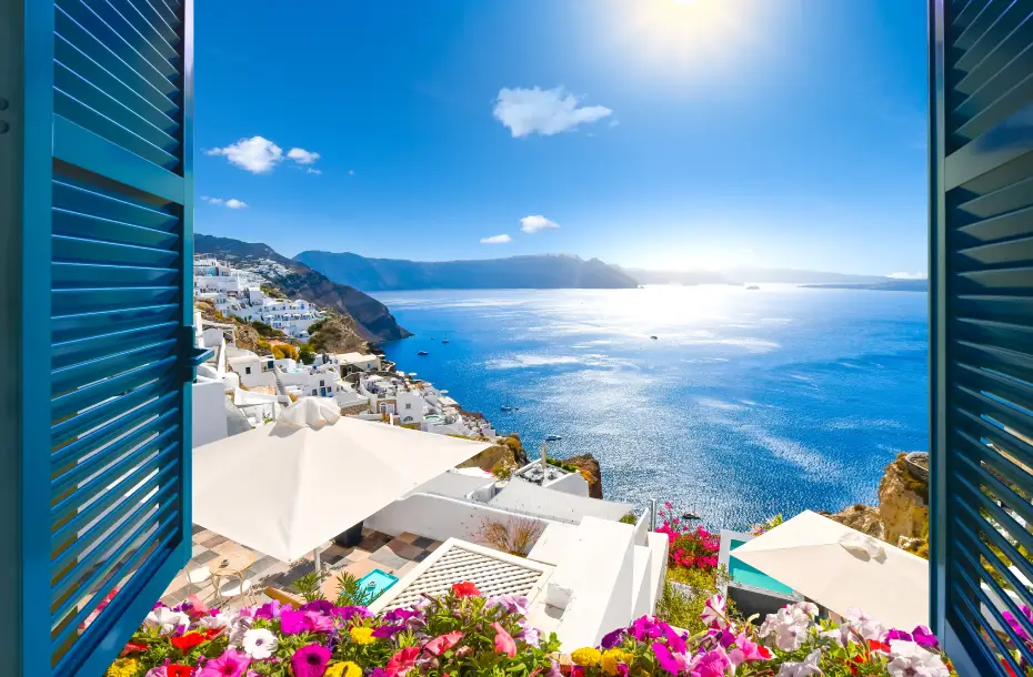 Θέα στον ωκεανό από ένα παράθυρο στην Οία, Σαντορίνη, Ελλάδα
